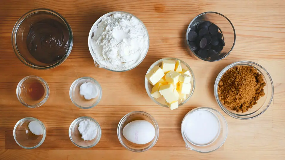 製作榛果巧克力熔岩軟餅乾所需的食材