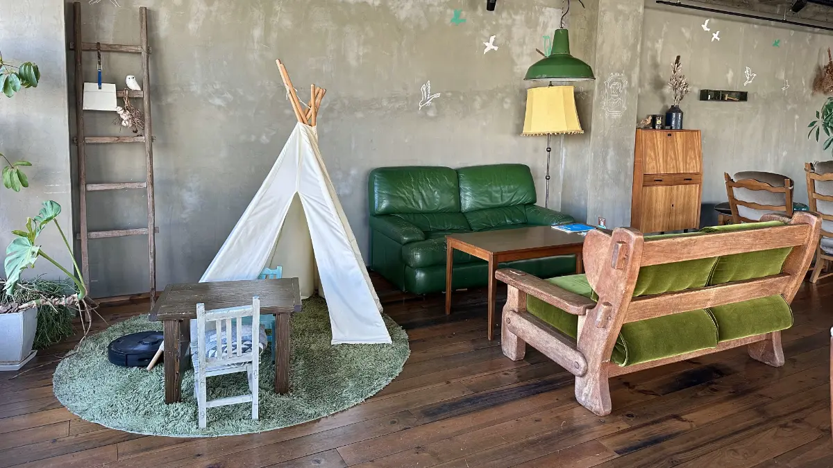 二樓的空間很有吸引人，傢俱都是挑選過的，有種 Studio 的起居空間感