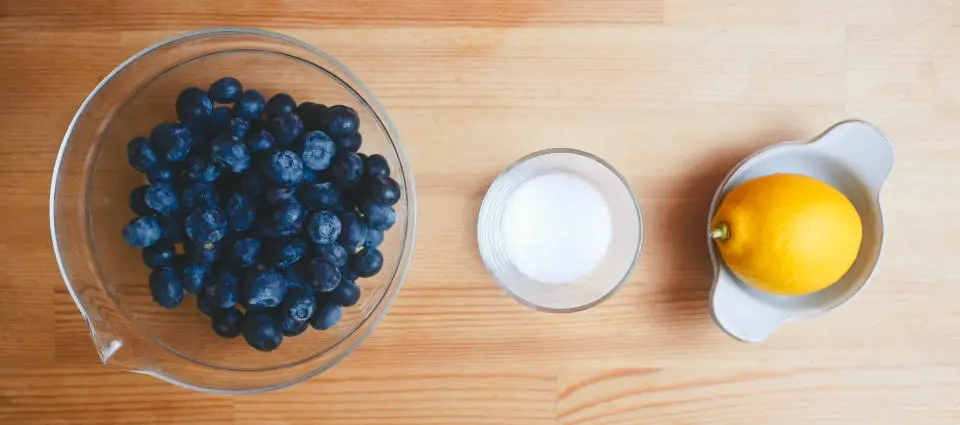 製作法式果漬藍莓醬所需的食材