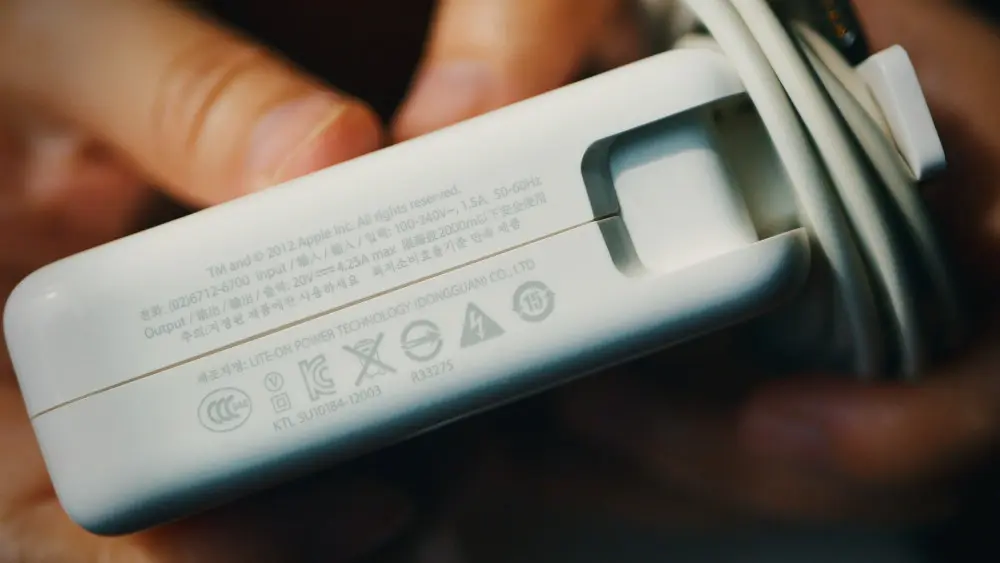 Macbook Pro 等筆電變壓器上的電壓標示:100V~240V