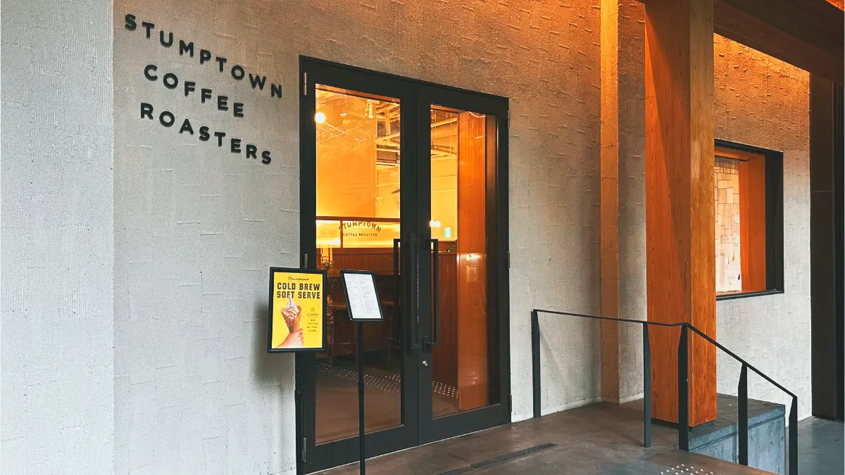 Stumptown Coffee 店面很低調，只有牆上掛著一行不太招搖的英文店名