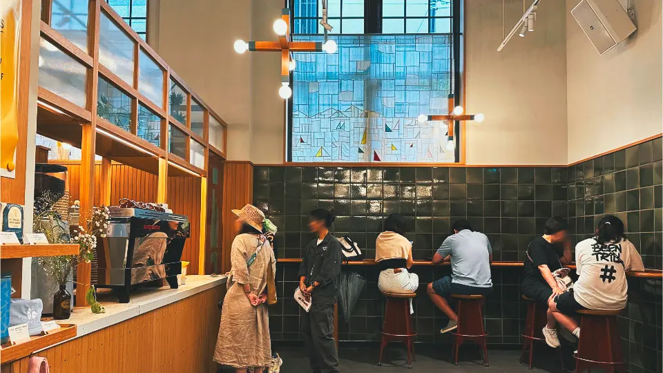 店內的座位不算多，多是面牆的長桌和高腳椅