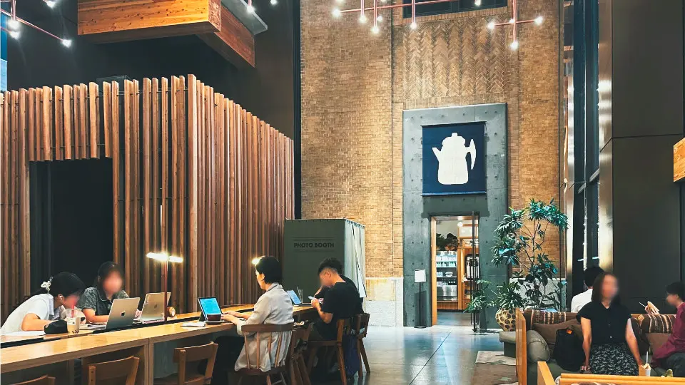 Stumptown Coffee 跟 ACE Hotel 的大廳是共享空間，除了沙發區還有一張大長桌