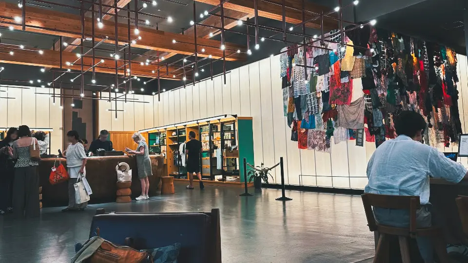 坐在沙發區欣賞人潮川流來往，感受 ACE Hotel 的「城市公共客廳」的空間感