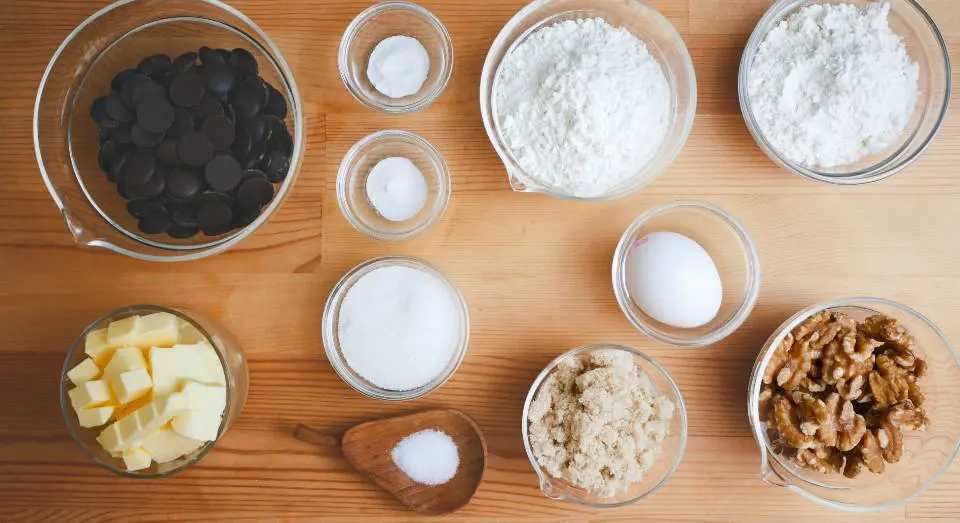 製作巧克力爆漿軟餅乾所需的食材