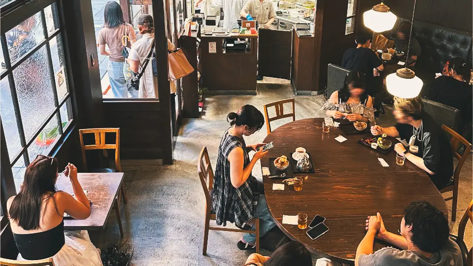 室內保留了昭和時期老屋的骨架，營造出穩定而低調的氛圍