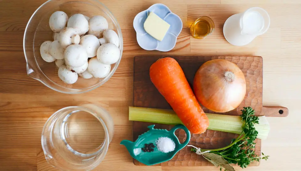 製作法式蘑菇濃湯所需的食材