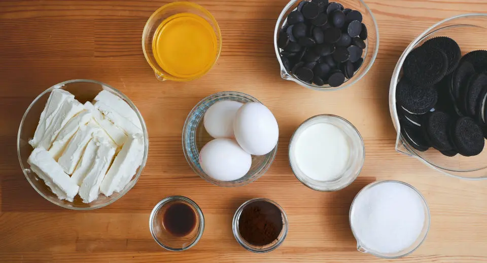 製作濃情巧克力起士蛋糕所需的食材