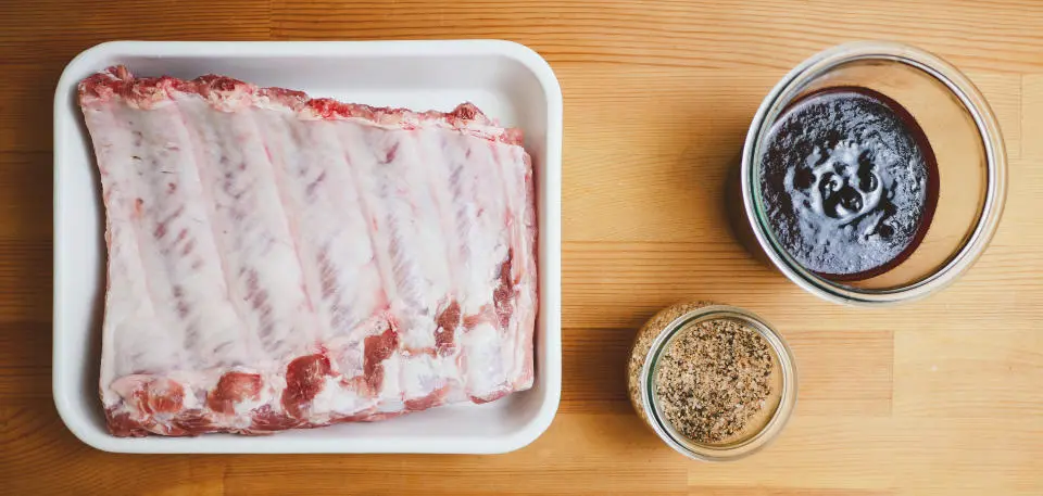 製作美式煙燻豬肋排所需的食材