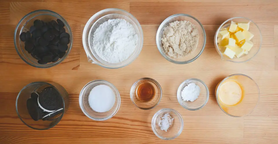 製作雙重巧克力鐵盤熱餅乾所需的食材