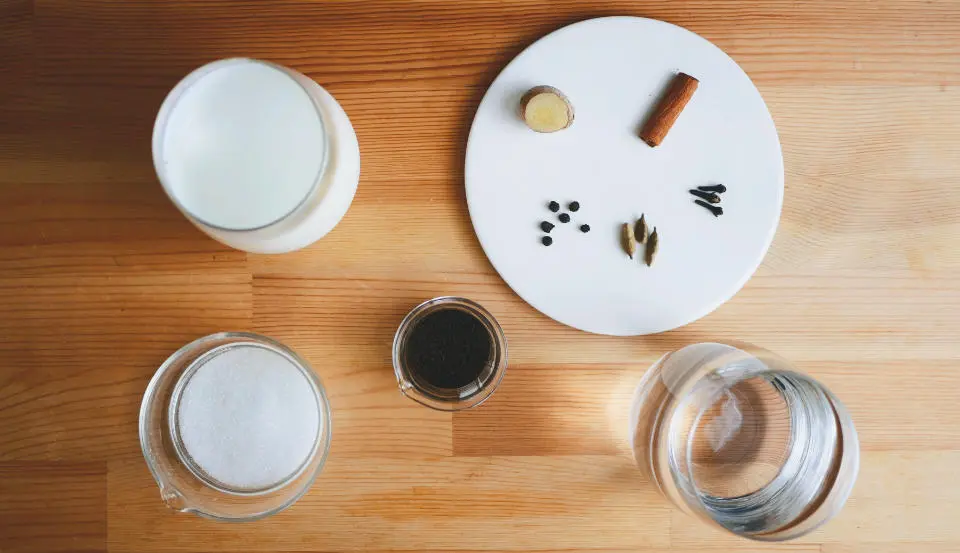 製作印度香料奶茶所需的食材