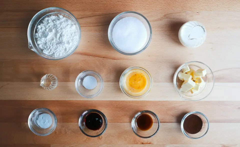 製作紅絲絨杯子蛋糕的食材