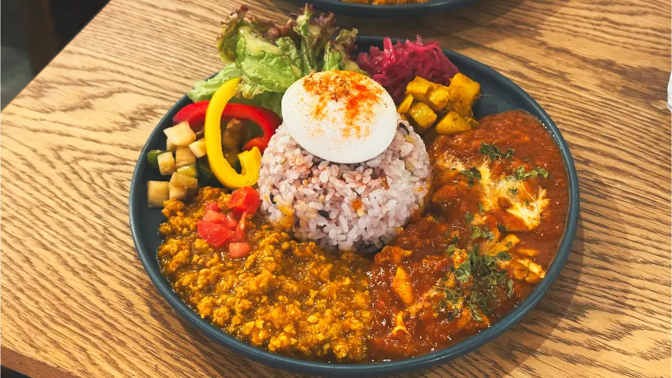 將香辣的豬肉キーマ咖哩與滑順的奶油雞咖哩結合，層次豐富