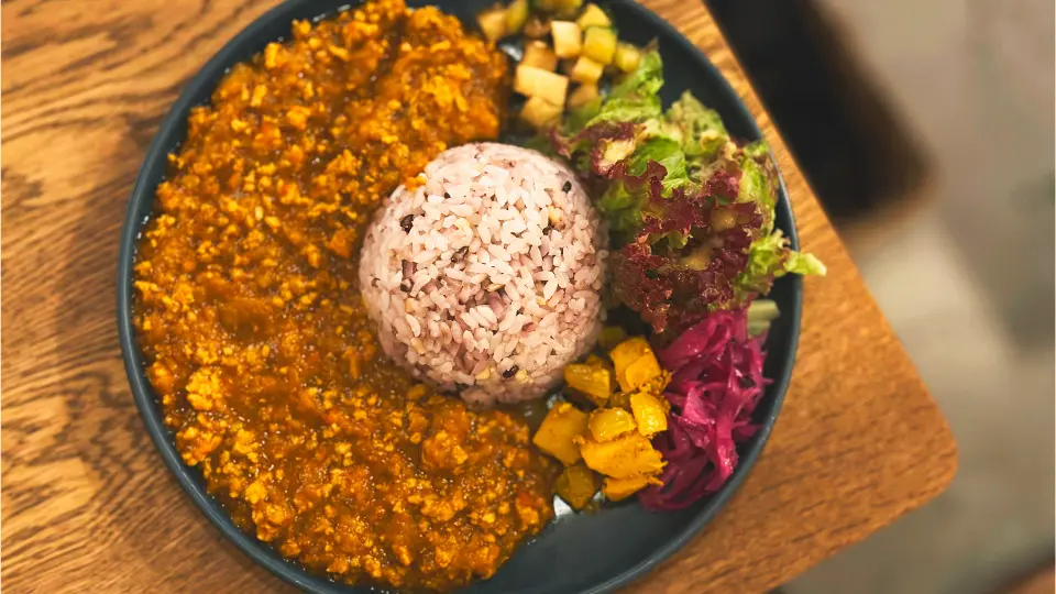 帶有蔬菜甜味與香料香氣的豬絞肉乾咖哩