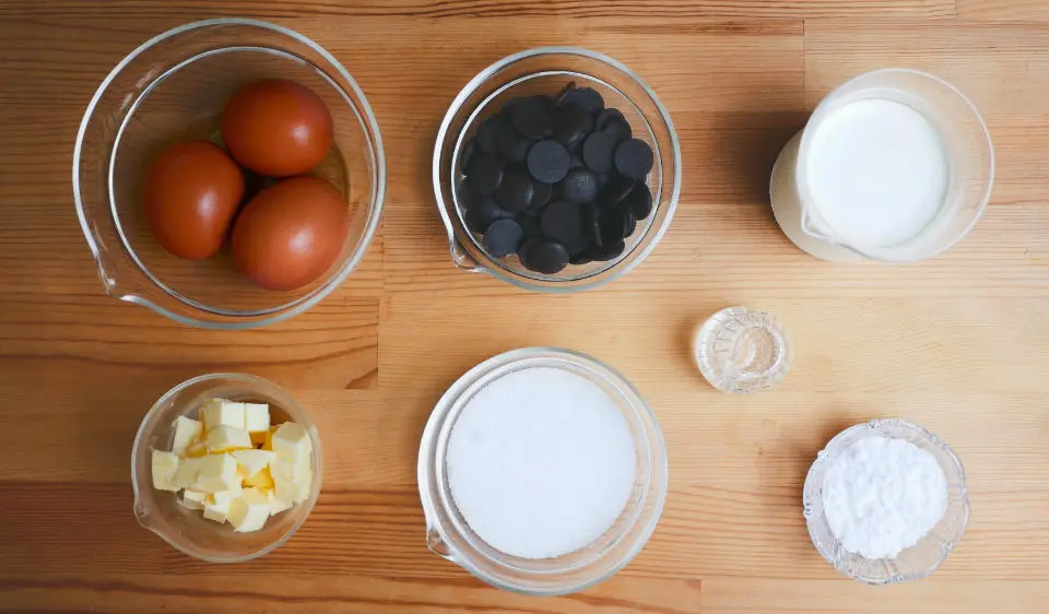 製作巧克力雲朵蛋糕所需的食材