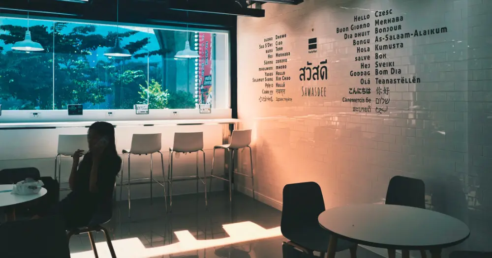 白色 FamilyMart 二樓的咖啡廳一隅