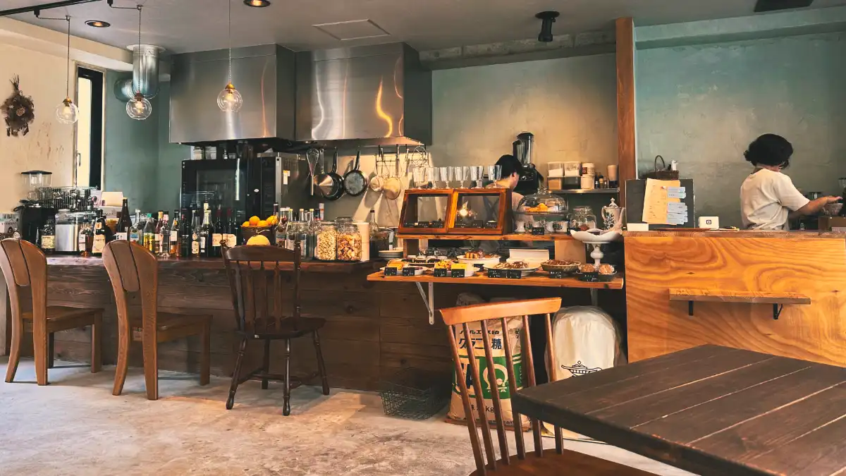 工作檯帶著蜂蜜般的暖色，柔和了水泥牆的冷色調，讓空間多了份低調的溫度