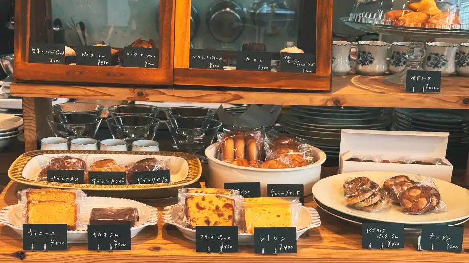 展示檯陳列著各式甜點，有費南雪、瑪德蓮、磅蛋糕、可麗露等常溫烘焙品