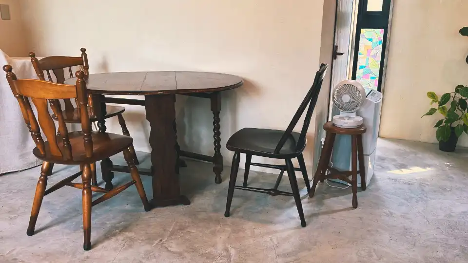 座位不多，除了吧檯區的三個座位，還有一張四人座圓桌與兩張兩人座方桌