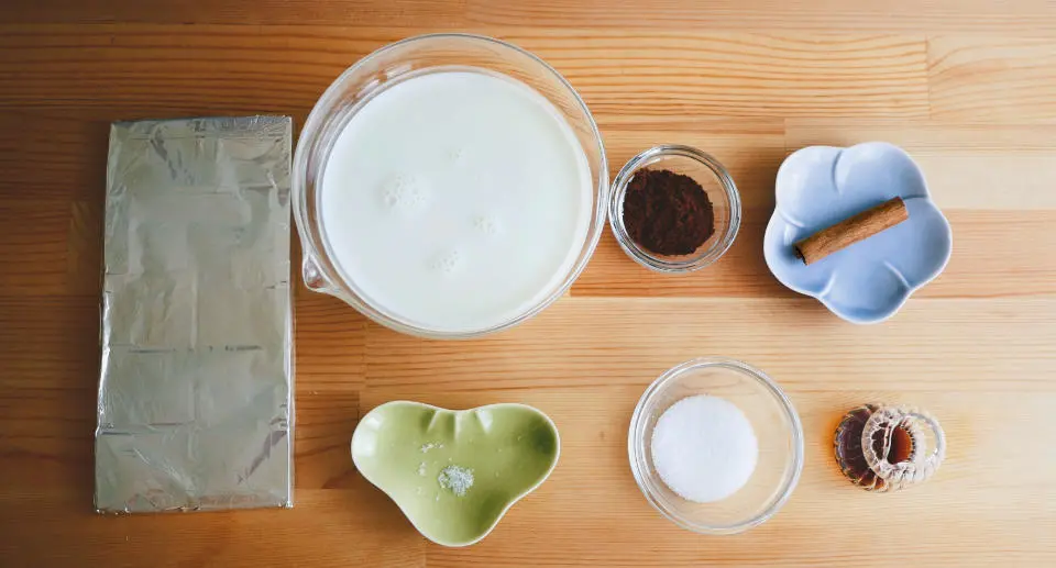 製作熱巧克力所需的食材