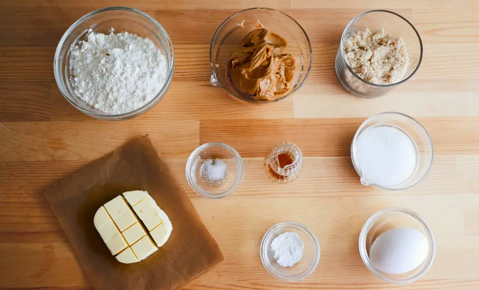 製作花生醬餅乾所需的食材