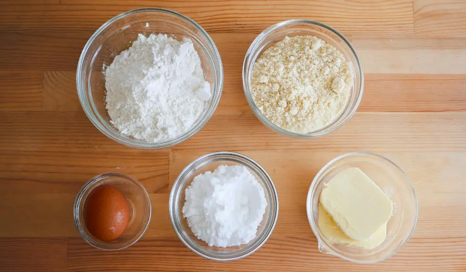 製作蘭姆葡萄夾心餅乾所需的食材