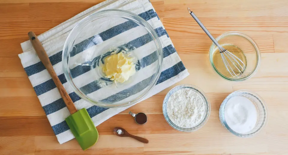 製作法式貓舌頭餅乾所需的食材