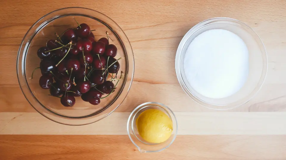 製作法式櫻桃果醬所需的食材