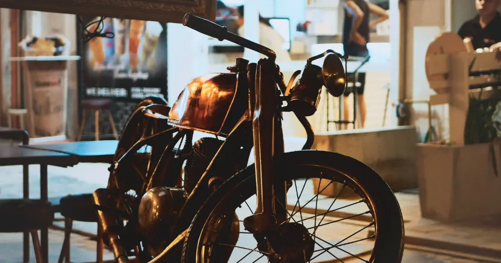 Steampunk 店門前招搖的復古摩托車