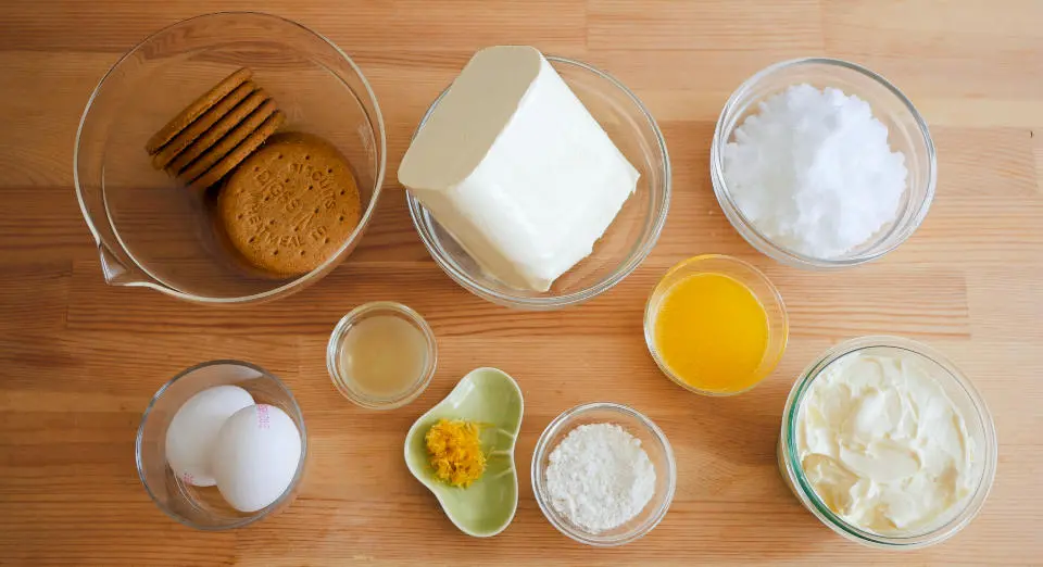 製作紐約起士蛋糕所需的食材